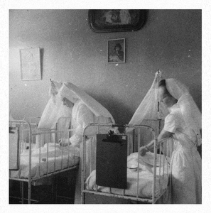 170099 Zuster Emelia met verpleegster op de babyafdeling van het hospitaal te Belo-Horizonte (Brazilië)