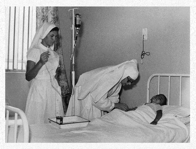 170100 Zuster Inez met verpleegster op de kinderafdeling van het hospitaal te Belo-Horizonte (Brazilië)