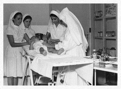 170101 Zuster Inez met leerlingverpleegsters op de kinderafdeling van het hospitaal te Belo-Horizonte (Brazilië)