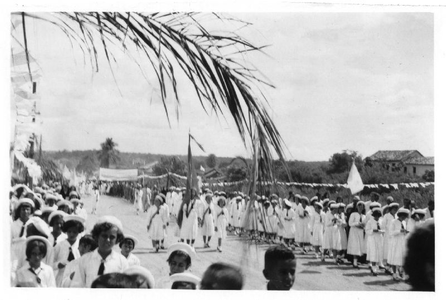 170106 Processie met de leerlingen door de versierde straten van Aracuai (Brazilië)