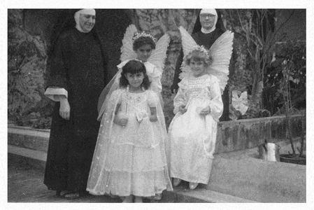 170108 Zusters met een communicantje met twee engeltjes van het internaat Nazareth te Arassuai (Brazilië)