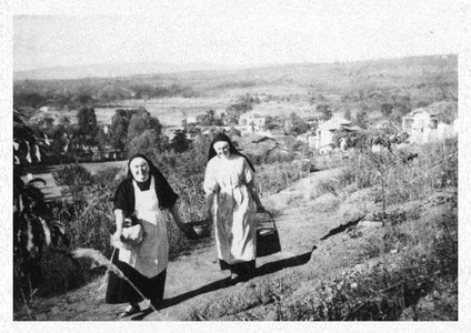 170109 Zuster Miriam en Anita van het internaat Nazareth te Arassuai op weg naar een picknick (Brazilië)