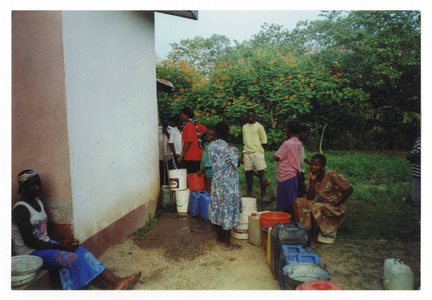 170364 Water halen bij de waterbron Charin Bisa (Nigeria)