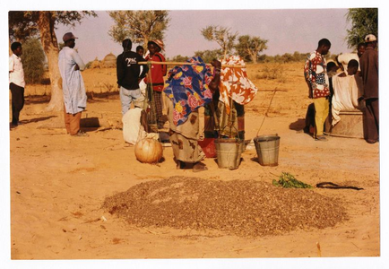 170370 Iedereen helpt mee met het graven van een nieuwe waterput (Nigeria)