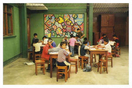 170375 De schoolkinderen zitten op de krukjes en aan tafels die gemaakt zijn in de eigen werkplaats (Bolivia)
