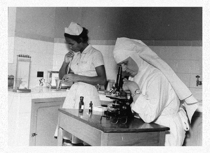 170396 Onderzoek in het laboratorium van het ziekenhuis De Fatima te Mineiros (Brazilië)