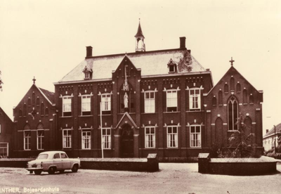110011 Klooster/lweekschool H. Theresia (van Avila), Raadhuisplein 20, Dinther