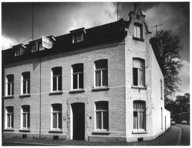 202033 In 1960 werd aan de huizen nr. 7 en nr. 9 aan de Zwengelput van de communtiteit te Maastricht het huis op nr. 11 ...