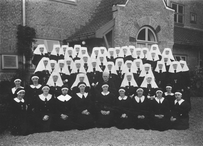 202041 Alle zusters van de congregatie met pater Jorna op de foto te Heiloo