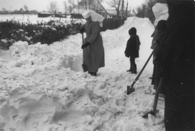 202056 Zusters ruimen de sneeuw
