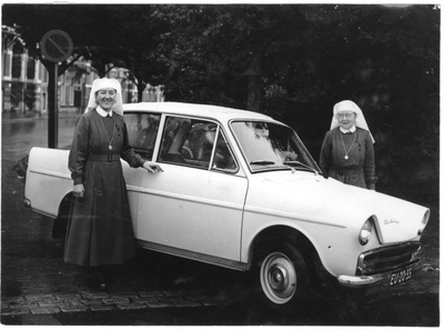 202061 Moeder Jeanne (r) en zuster Josef Pignatellie (l) in Den Haag voor hun eerste cadeau gekregen auto, een Daf