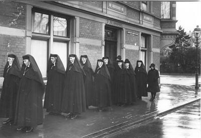 202116 Om 6:30 uur gaan de zusters op weg naar de kerk in de Elandstraat te Den Haag