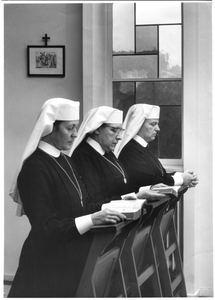 202121 Zuster Josephine (links) tijdens een gebedsdienst in de kloosterkapel te Hilversum