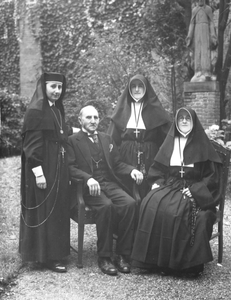 202125 Zuster Gemma Vintges en medezusters met haar vader in de kloostertuin