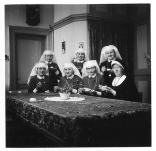 202127 Zuster Gemma Vintges (uiterst rechts) met medezusters in de recreatiezaal