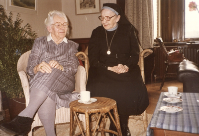 202131 Moeder Agatha op bezoek bij de moeder van zuster Josephine in 't Waliën