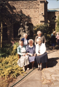 202132 Zuster Josephine (links zittend) bij het kapittel te Egmond