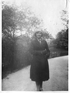 202140 Elisabeth Hetesij (later zuster Aloysia) op jeugdige leeftijd in het Zorgvlietpark, Den Haag