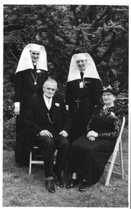 202141 Zuster Aloysia (links) met haar ouders bij een kloosterfeest in Heiloo