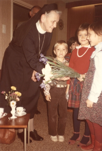 202144 Zuster Aloysia die van kinderen een bloemetje ontvangt bij haar 50-jarig kloosterfeest in Heiloo