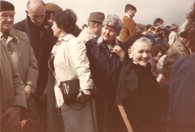 202145 Zuster Aloysia bij het bezoek van paus Johannes Paulus II aan Nederland
