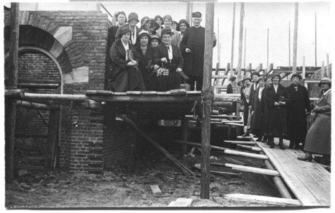 202166 Pater Jorna poseert met congregationisten van de St. Anna Congregatie uit Den Haag op het bouwterrein in Heiloo, ...