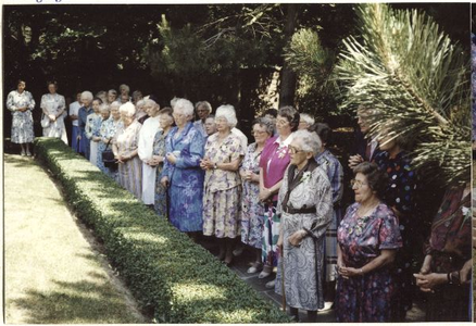 202175 De zusters gedenken de overleden medezusters, staande aan de rand van de begraafplaats bij het moederhuis te ...
