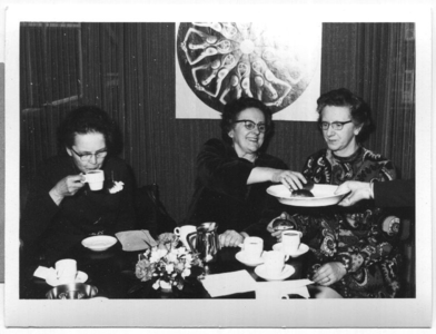 202180 Drie zusters nuttigen koffie met krentenbollen bij het feestelijke afscheid van het Kraamcentrum te Den Haag