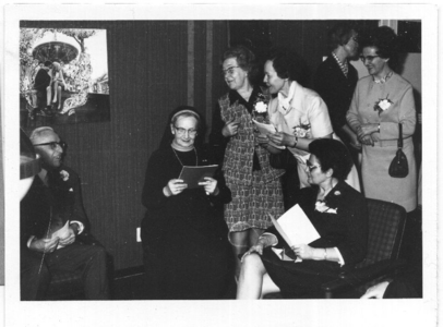 202181 Moeder Agatha omringd door enkele zusters en genodigden bij het feestelijke afscheid van het Kraamcentrum te Den Haag