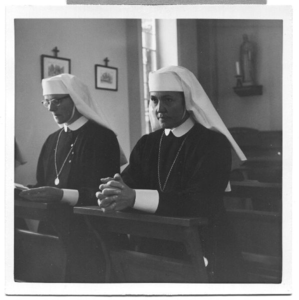202203 Twee Julianazusters in gebed in de kapel van het klooster in Hilversum