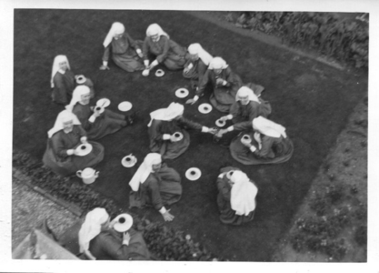 202204 De Julianazusters van het klooster te Hilversum aan het picknicken