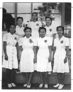 206004 De eerste geslaagden van de opleiding tot vroedvrouw in de staatskliniek Siti Tatimak te Makassar (Indonesië)