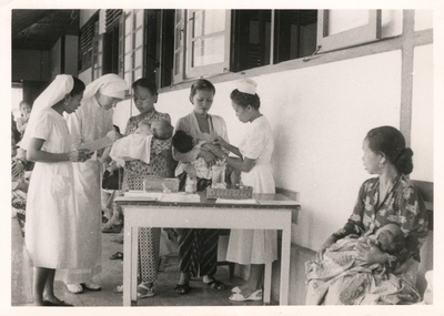206012 Zuster geeft les in het vaccineren te Makassar (Indonesië)