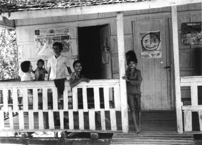 206035 Eerste huis van de zusters met polikliniek te Tangung, Kalimantan (Indonesië)