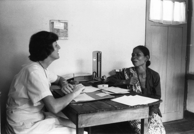 206043 Zuster Zita van Paassen (verpleegkundige) adviseert patiënt te Tumbang Titi, Kalimantan (Indonesië)