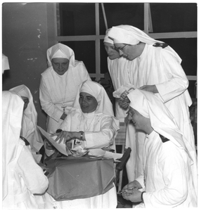 206057 Zuster Eleonore Lippits brengt een bezoek aan de zusters van het Ernst Oppenheimer ziekenhuis te Welkom (Zuid Afrika)