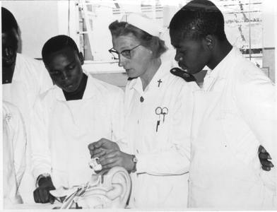 206062 Anatomieles in het Ernst Oppenheimer ziekenhuis te Welkom, gegeven door zuster Gararda Conijn (Zuid Afrika)