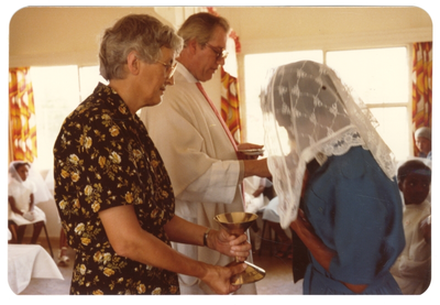 206069 Opening van de kerk te Bronville met zuster Francisca van Ditshuizen (Zuid Afrika)