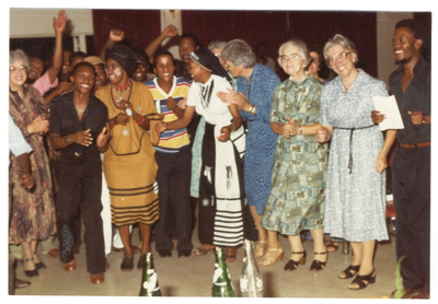 206074 De zusters nemen afscheid van het personeel van het Ernst Oppenheimer ziekenhuis te Welkom (Zuid Afrika)