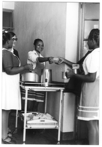 206084 Het eten wordt uitgedeeld in het Good Shepherd ziekenhuis (G.S.H.) te Siteki (Swaziland)