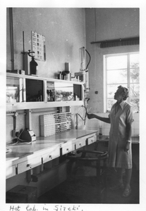206087 Zuster Irma in het het nieuwe laboratorium van het Good Shepherd ziekenhuis (G.S.H.) te Siteki (Swaziland)