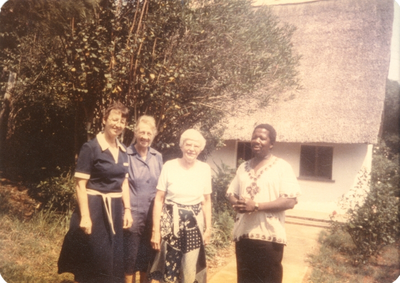 206113 De laatste drie Medische Missiezusters voor vertrek: Hanny Hesselaars, Laetitia Kooten, Miriam Hoover (Swaziland)