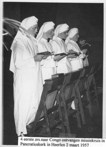 206119 De eerste vier zusters die naar de Congo gaan ontvangen het missiekruis in Pancratiuskerk in Heerlen