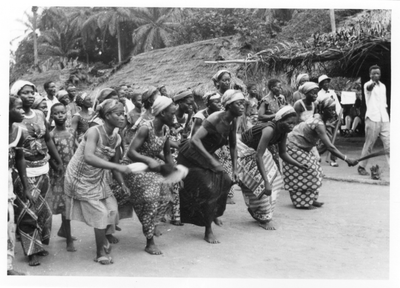 206126 Dans door de vrouwen bij aankomst van de zusters te Pendjua (Congo)