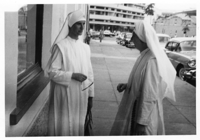 206129 Zuster Jacinta Pauwels (links) en zuster Paula Trio (rechts) in Leopoldstad, Kinshasa (Congo)