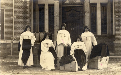116005 Vijf zusters poseren nabij Huize Lavigerie te Boxtel, vlak voor vertrek naar Afrika