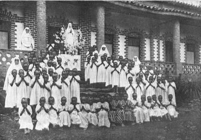 116050 Witte Zusters bij de voorbereidingen op de eerste H. Communie met de communicanten, Noord-Afrika