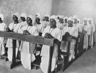 116056 Jonge catechumenen in de schoolbanken, Uganda