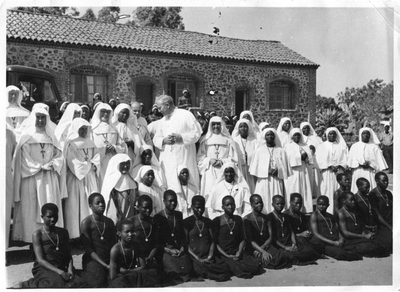 116065 Mgr. J. Holmes-Siedle wp met zusters, novicen en postulanten van het Apostolaat van de Rozenkrans in Chala, ...