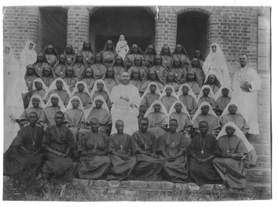 116067 Witte Zusters en Witte Paters met geprofeste zusters, postulaten en novicen te Benetereziya (Burundi)